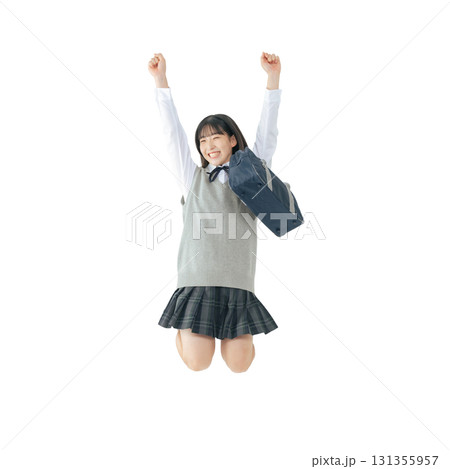 ジャンプする制服を着た女子学生　手作業で精密に切り抜いた背景透過全身写真PNG 131355957