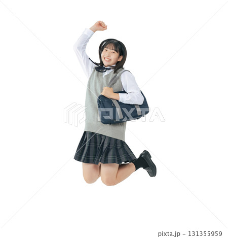 ジャンプする制服を着た女子学生　手作業で精密に切り抜いた背景透過全身写真PNG 131355959