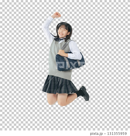 ジャンプする制服を着た女子学生　手作業で精密に切り抜いた背景透過全身写真PNG 131355959