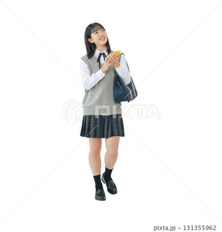 スマホを見る制服を着た女子学生　手作業で精密に切り抜いた背景透過全身写真PNG 131355962