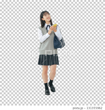 スマホを見る制服を着た女子学生　手作業で精密に切り抜いた背景透過全身写真PNG 131355962