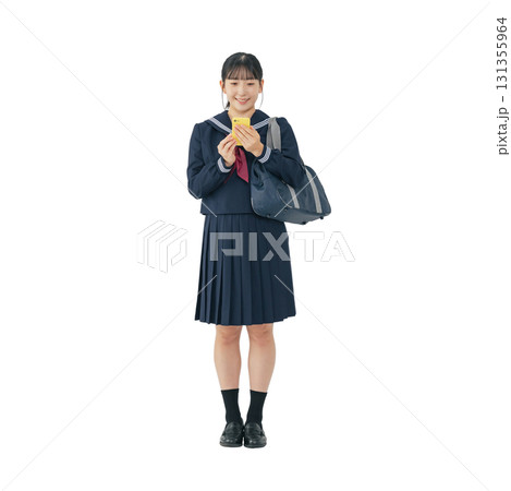 スマホを見るセーラー服を着た女子学生　手作業で精密に切り抜いた背景透過全身写真PNG 131355964