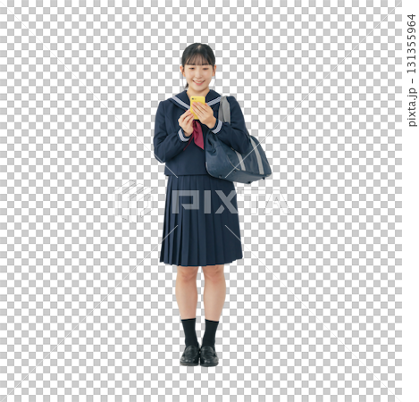 スマホを見るセーラー服を着た女子学生　手作業で精密に切り抜いた背景透過全身写真PNG 131355964