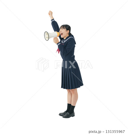 拡声器で叫ぶセーラー服を着た女子学生　手作業で精密に切り抜いた背景透過全身写真PNG 131355967