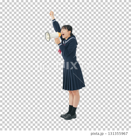 拡声器で叫ぶセーラー服を着た女子学生　手作業で精密に切り抜いた背景透過全身写真PNG 131355967