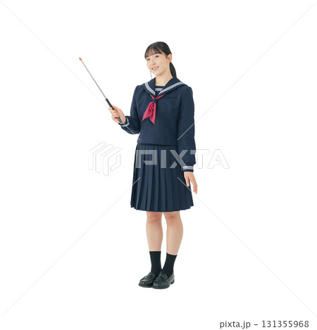 指示棒を持って説明するセーラー服を着た女子学生　手作業で精密に切り抜いた背景透過全身写真PNG 131355968