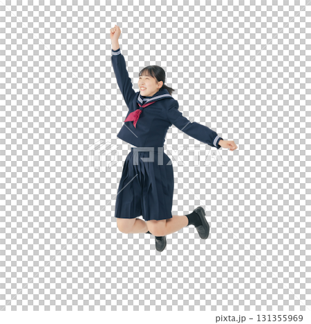 ジャンプするセーラー服を着た女子学生　手作業で精密に切り抜いた背景透過全身写真PNG 131355969
