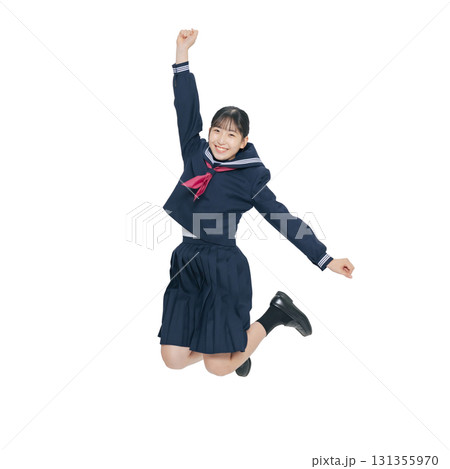 ジャンプするセーラー服を着た女子学生　手作業で精密に切り抜いた背景透過全身写真PNG 131355970