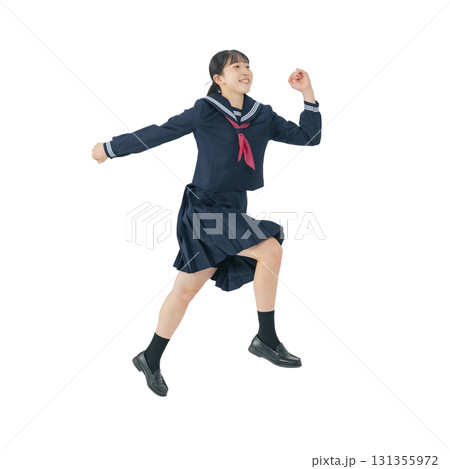 ジャンプするセーラー服を着た女子学生　手作業で精密に切り抜いた背景透過全身写真PNG 131355972