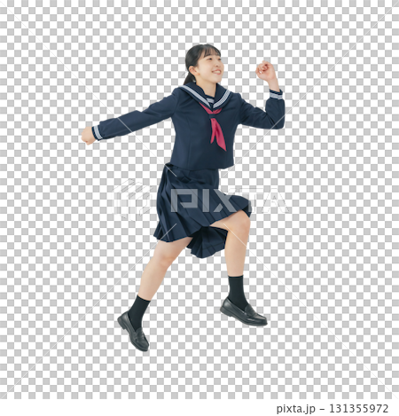 ジャンプするセーラー服を着た女子学生　手作業で精密に切り抜いた背景透過全身写真PNG 131355972