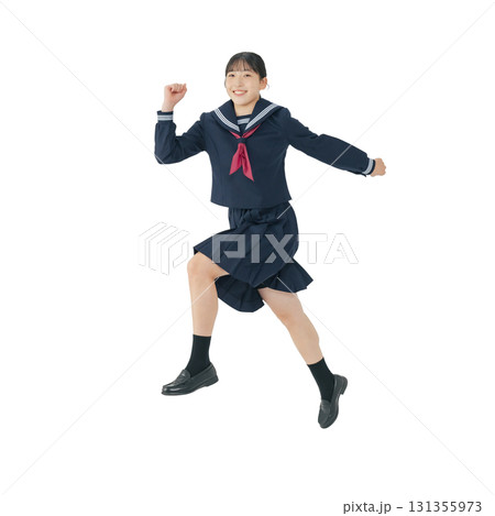 ジャンプするセーラー服を着た女子学生　手作業で精密に切り抜いた背景透過全身写真PNG 131355973
