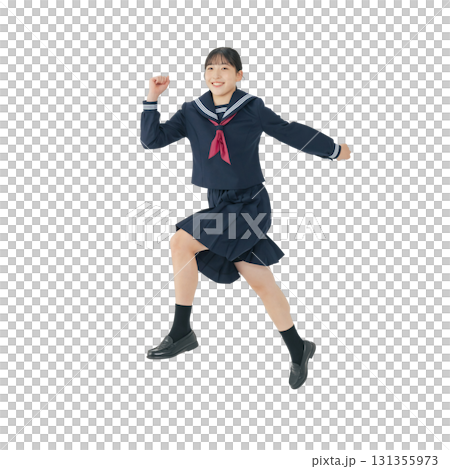ジャンプするセーラー服を着た女子学生　手作業で精密に切り抜いた背景透過全身写真PNG 131355973