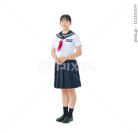 セーラー服を着た女子学生　手作業で精密に切り抜いた背景透過全身写真PNG 131355974