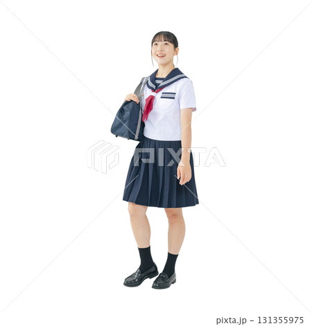 歩くセーラー服を着た女子学生　手作業で精密に切り抜いた背景透過全身写真PNG 131355975