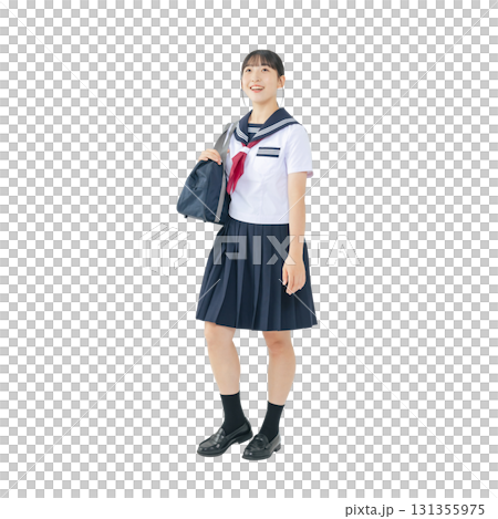 歩くセーラー服を着た女子学生　手作業で精密に切り抜いた背景透過全身写真PNG 131355975