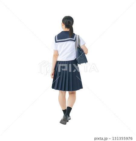 歩くセーラー服を着た女子学生の後ろ姿　手作業で精密に切り抜いた背景透過全身写真PNG 131355976