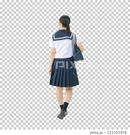 歩くセーラー服を着た女子学生の後ろ姿　手作業で精密に切り抜いた背景透過全身写真PNG 131355976