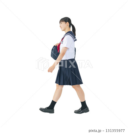歩くセーラー服を着た女子学生　手作業で精密に切り抜いた背景透過全身写真PNG 131355977