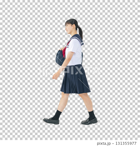 歩くセーラー服を着た女子学生　手作業で精密に切り抜いた背景透過全身写真PNG 131355977