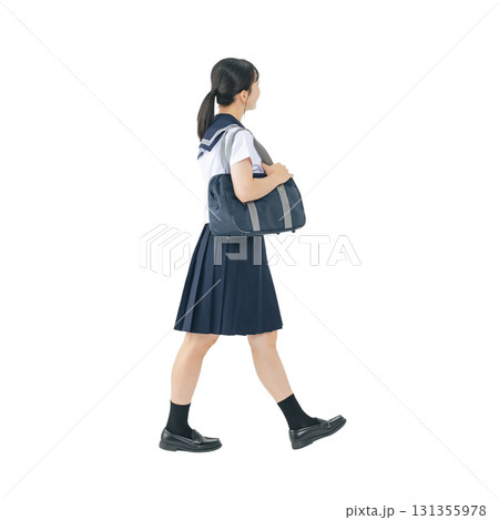 歩くセーラー服を着た女子学生　手作業で精密に切り抜いた背景透過全身写真PNG 131355978