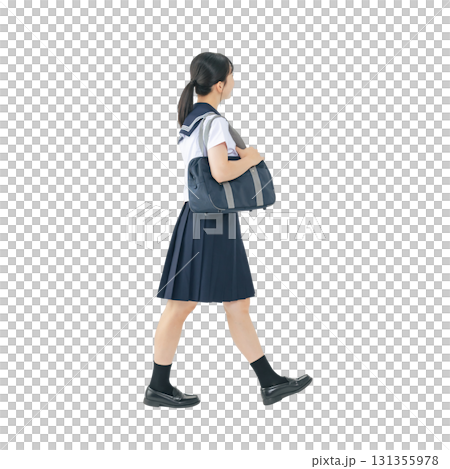 歩くセーラー服を着た女子学生　手作業で精密に切り抜いた背景透過全身写真PNG 131355978