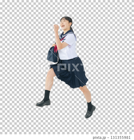ジャンプするセーラー服を着た女子学生　手作業で精密に切り抜いた背景透過全身写真PNG 131355981