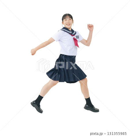 ジャンプするセーラー服を着た女子学生　手作業で精密に切り抜いた背景透過全身写真PNG 131355985