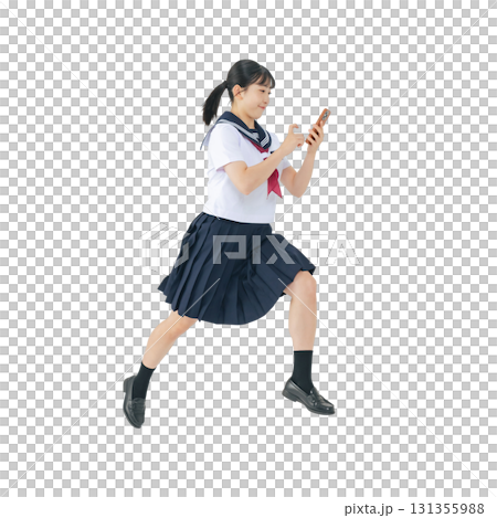 スマホを見ながらジャンプするセーラー服を着た女子学生　手作業で精密に切り抜いた背景透過全身写真PNG 131355988