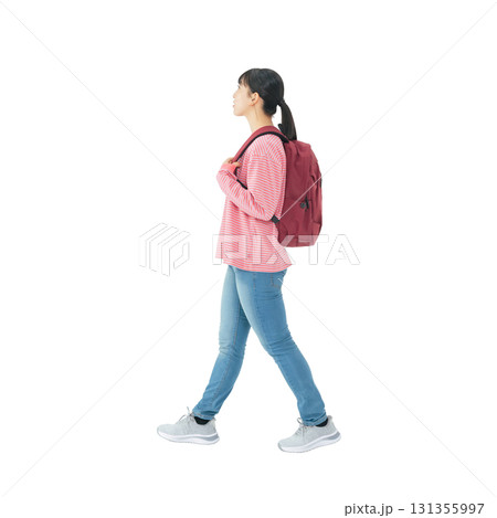 リュックを背負って歩く10代女性　手作業で精密に切り抜いた背景透過全身写真PNG 131355997