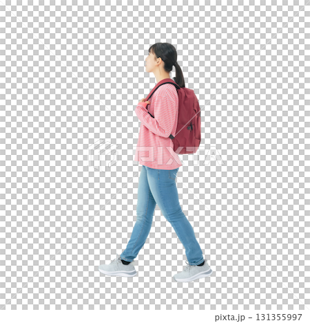 リュックを背負って歩く10代女性　手作業で精密に切り抜いた背景透過全身写真PNG 131355997