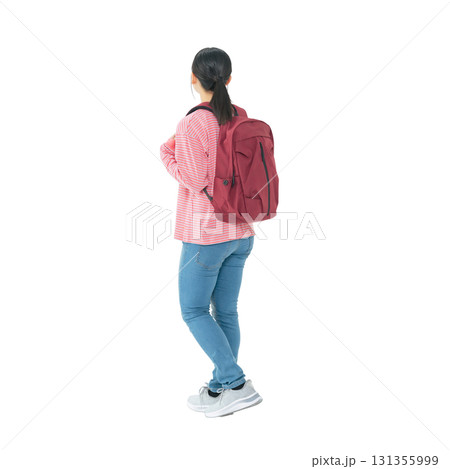 リュックを背負って歩く10代女性 手作業で精密に切り抜いた背景透過全身写真PNG リュックを背負って歩く10代女性 手作業で精密に切り抜いた背景透過全身写真PNG 131355999