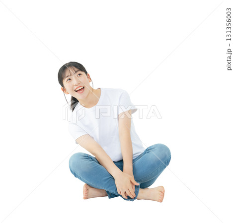 笑顔で座るカジュアルウェアを着た10代女性 手作業で精密に切り抜いた背景透過全身写真PNG 笑顔で座るカジュアルウェアを着た10代女性 手作業で精密に切り抜いた背景透過全身写真PNG 131356003