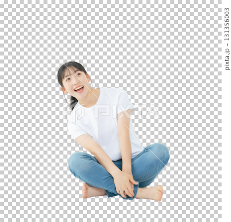 笑顔で座るカジュアルウェアを着た10代女性 手作業で精密に切り抜いた背景透過全身写真PNG 笑顔で座るカジュアルウェアを着た10代女性 手作業で精密に切り抜いた背景透過全身写真PNG 131356003