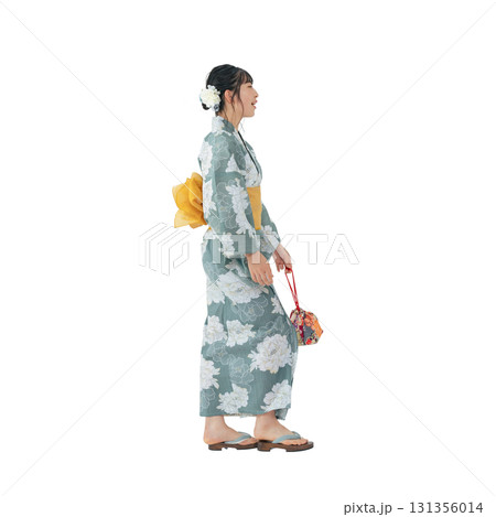 歩く浴衣を着た10代女性　手作業で精密に切り抜いた背景透過全身写真PNG 131356014