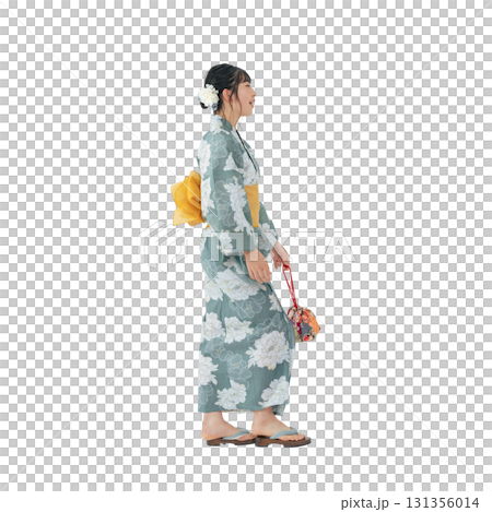 歩く浴衣を着た10代女性　手作業で精密に切り抜いた背景透過全身写真PNG 131356014