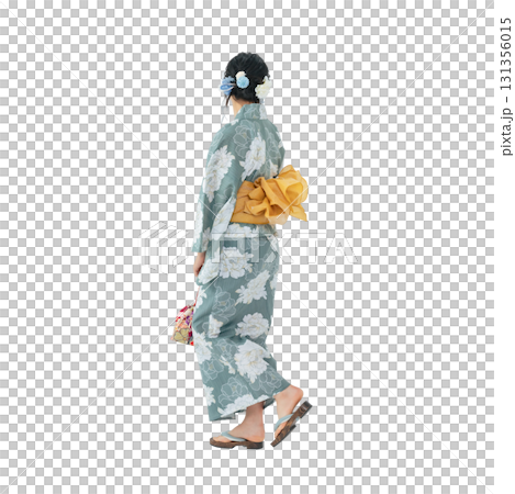 歩く浴衣を着た10代女性の後ろ姿　手作業で精密に切り抜いた背景透過全身写真PNG 131356015