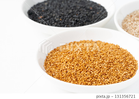 お皿に入れて並べた金ごまと黒ごまと白ごま(生ごま) お皿に入れて並べた金ごまと黒ごまと白ごま(生ごま) 131356721