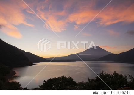 朝焼けに染まる湖と富士山 朝焼けに染まる湖と富士山 131356745
