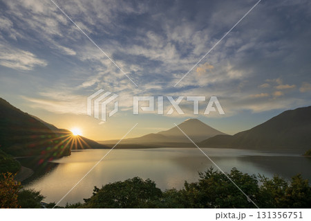 湖面に映る朝日 131356751