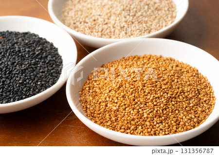 お皿に入れて並べた胡麻のクローズアップ お皿に入れて並べた胡麻のクローズアップ 131356787