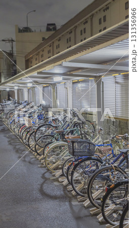 夜間 集合住宅 駐輪場 整列する自転車 夜間 集合住宅 駐輪場 整列する自転車 131356966