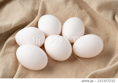 布の上に置かれた鶏の卵 布の上に置かれた鶏の卵 131357232