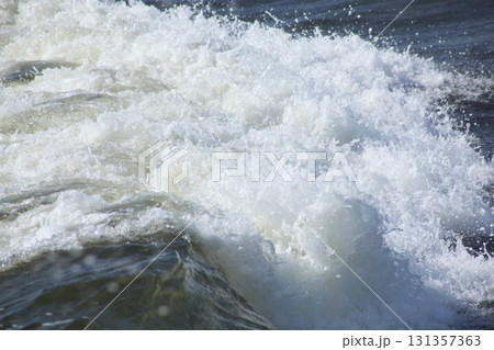 打ち寄せる荒波 131357363
