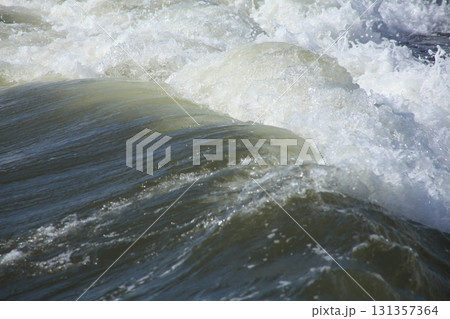 打ち寄せる荒波 131357364