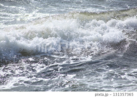 海に打ち寄せる波 131357365