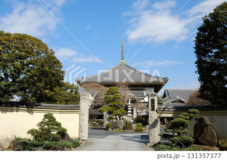 青空に九輪がそびえる報身寺 131357377