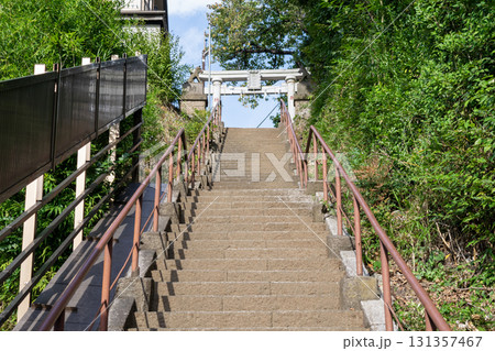 神社へ続く細くて長い石段 131357467