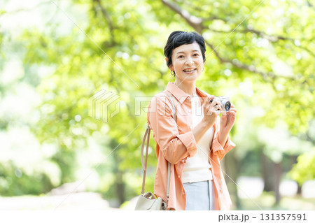 シニア女性　旅行　カメラ 131357591
