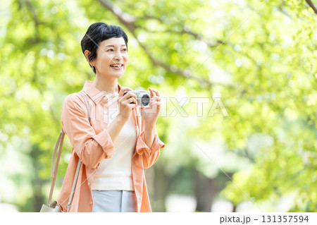 シニア女性　旅行　カメラ 131357594