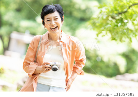 シニア女性　旅行　カメラ 131357595